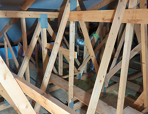 Izolace bungalovu s vazníkovou střešní konstrukcí